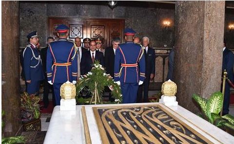 الرئيس السيسي أثناء زيارته لقبر عبدالناصر